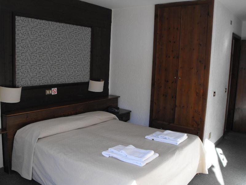 Hotel I Larici บาร์โดเนกเกีย ภายนอก รูปภาพ