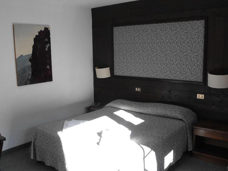 Hotel I Larici บาร์โดเนกเกีย ภายนอก รูปภาพ