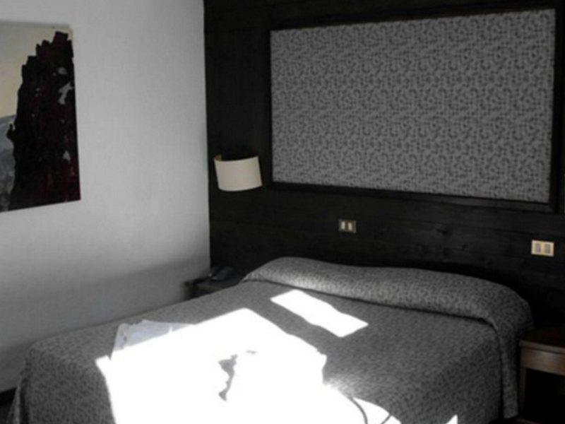Hotel I Larici บาร์โดเนกเกีย ภายนอก รูปภาพ
