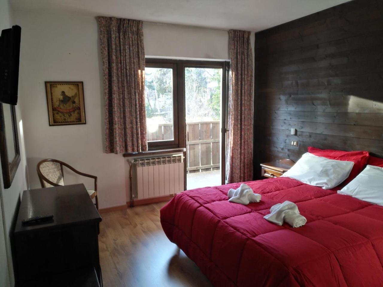 Hotel I Larici บาร์โดเนกเกีย ภายนอก รูปภาพ