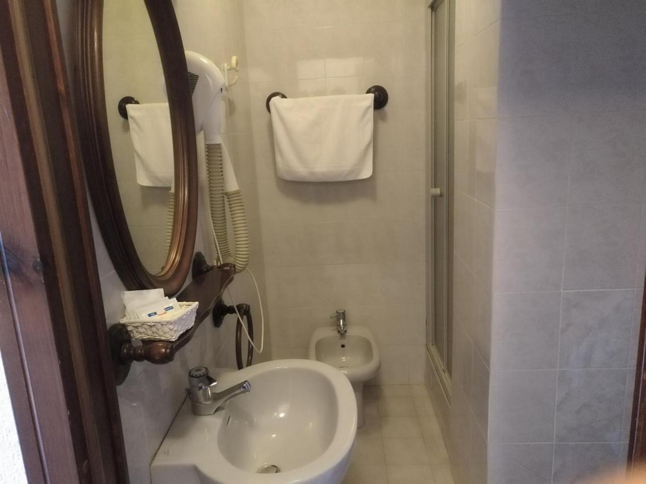 Hotel I Larici บาร์โดเนกเกีย ภายนอก รูปภาพ