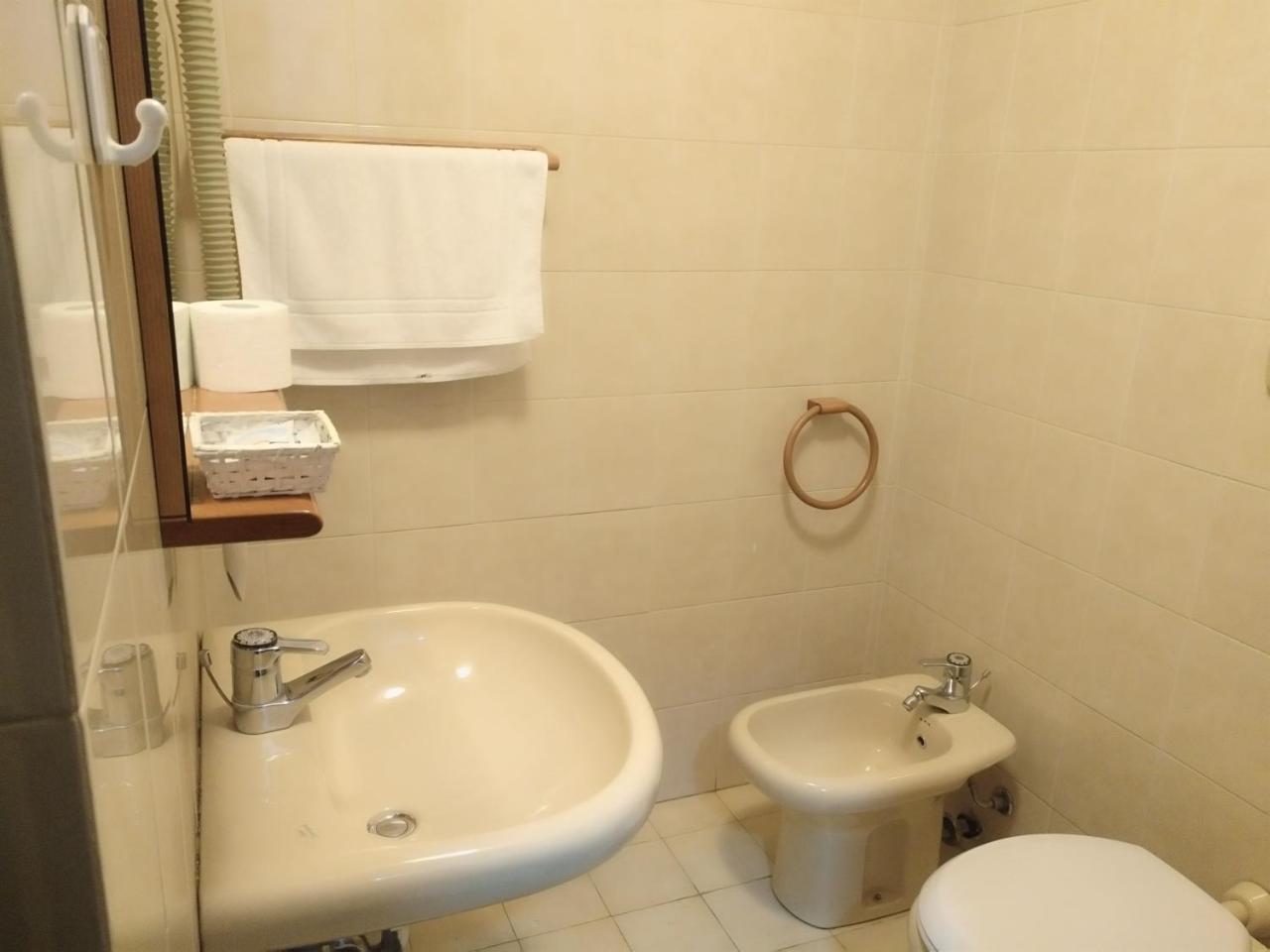 Hotel I Larici บาร์โดเนกเกีย ภายนอก รูปภาพ